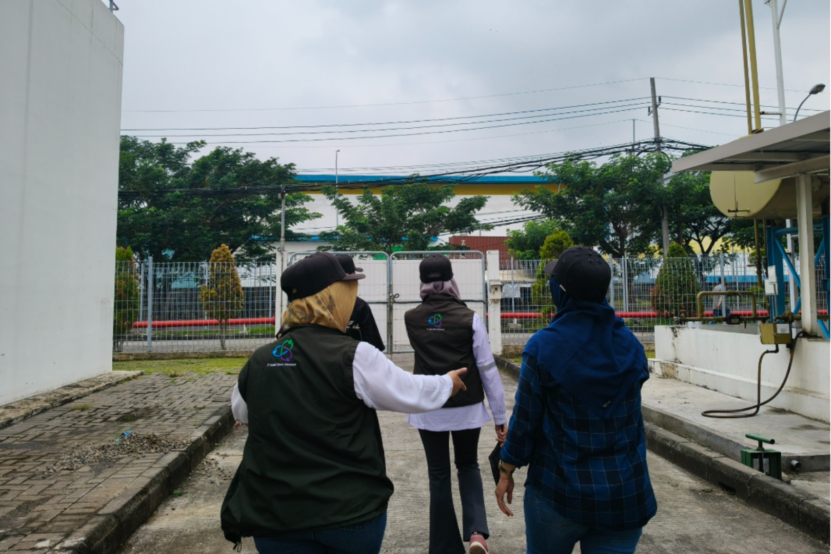 Banyak yang Mengira SMK3 Hanya Berlaku untuk Konstruksi, Pertambangan, atau Manufaktur Besar. Benarkah?